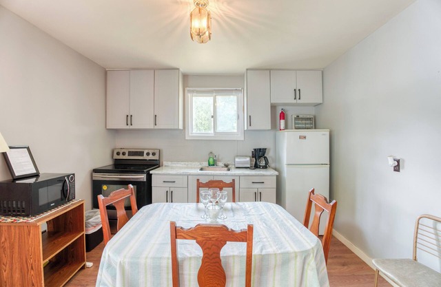 Lakeside Charm: Cozy 2-Bed Retreat with Futon & Forest Views