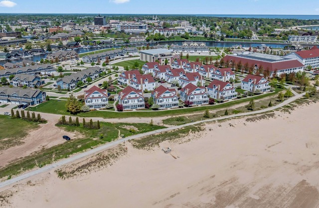 Lakeside Condo - 2BR, Lake Michigan Views & Massage Chair