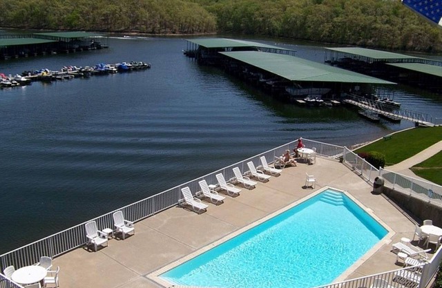 LAKESIDE CONDO, 3 Pools, ebenerdig begehbar, Bootsrutsche, 2 Bett / 2 Bad, herrliche Aussicht