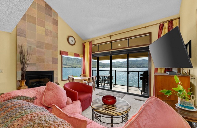 Lakeside Condo w/Shared Pools, Hot tub & Tennis Court - Steps To Swimming Area