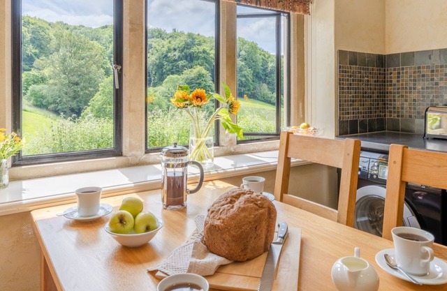 Lakeside Cottage, Cranham, Near Cheltenham - sleeps 4 guests in 2 bedrooms