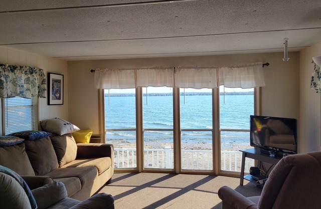 Lakeside Cottage featuring million-dollar views at prices you can afford & more…