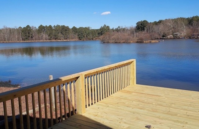 Lakeside Cottage , Fish from your back deck!