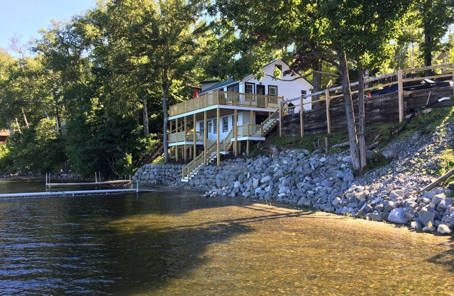 Lakeside Cottage mit Kabel-TV, WLAN, große Terrassen, Blick auf die Berge und ein 30 'Dock