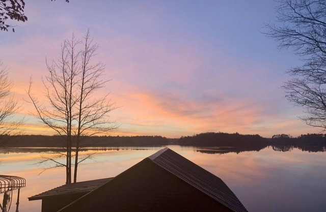 Lakeside cottage great for a group. Boat parking included!