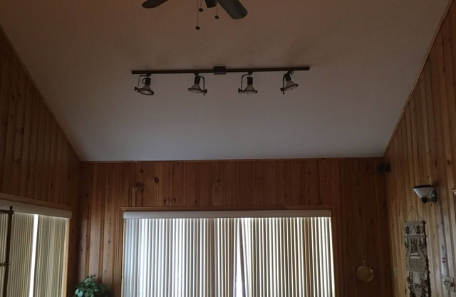 Lakeside Cottage Located In The Heart of the Laurentians (near St Agathe)