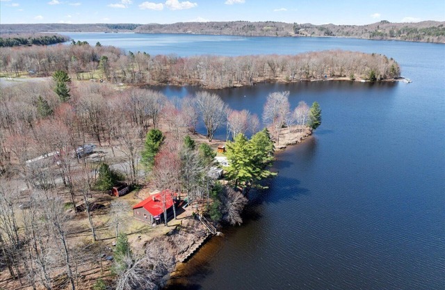 LAKESIDE COTTAGE - “NEW” Waterfront Vacation Rental, Full Lake Access, Kayaks