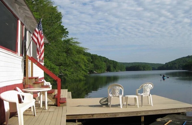 Waterfront Cottage am Rande eines großen Sees. In der Nähe von Mystic und Foxwoods