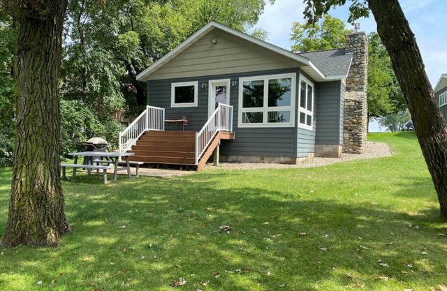Lakeside Cottage on the Water
