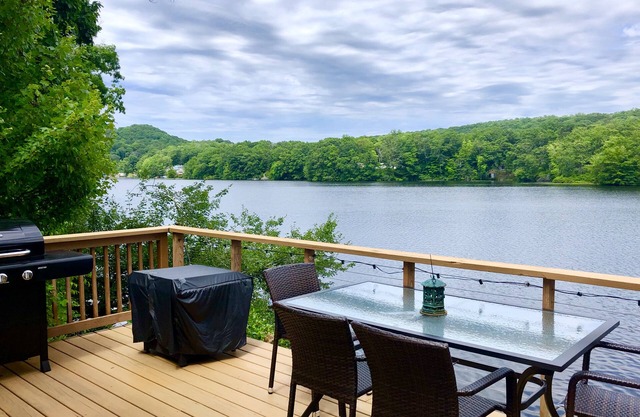 Cottage am See mit herrlichem Blick von zwei Decks, in der Nähe von Mystic & Foxwoods