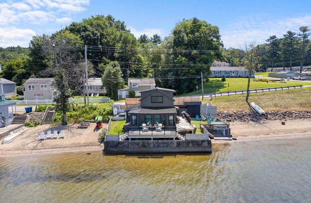 Lakeside Cottage ~ Pool, Hot tub & Private Beach