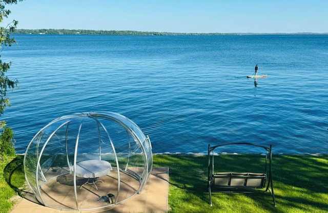 Lakeside Cottage-Tranquil Retreat by the Water