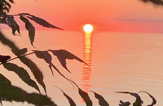 Lakeside Cottage w/ Private Beach and Sunset Views-Niagara