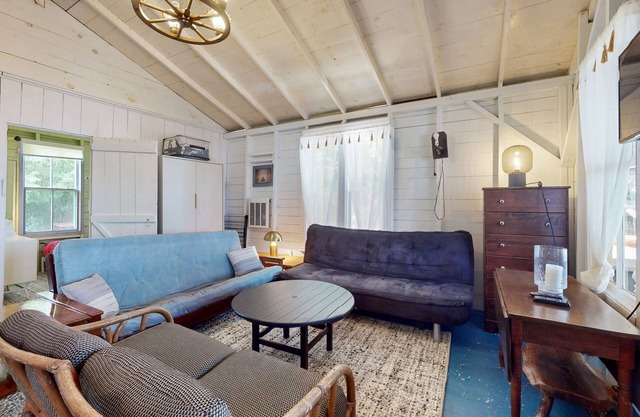 Lakeside cottage, waterfront, boat ramp, dock, kayaks, SUP, bbq, firepit, wifi
