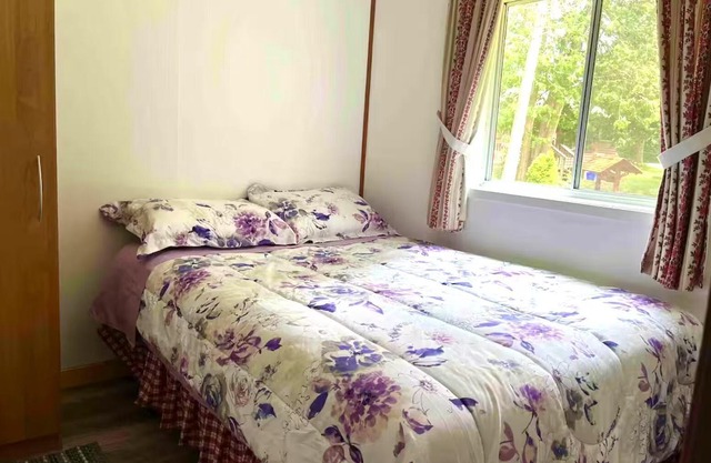 Lakeside Cottage with Boat BBQ Firepit Swimming Pet Friendly for 6 Family Escape