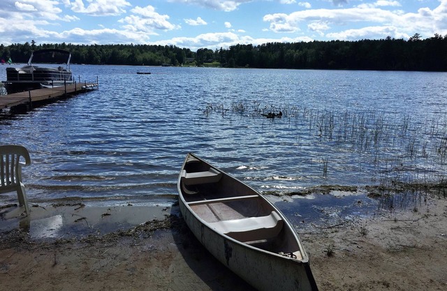 Boote, Dock, Floß, Grill, Feuerstelle, am See, Strand, Picknicktisch, tier- / kinderfreundlich