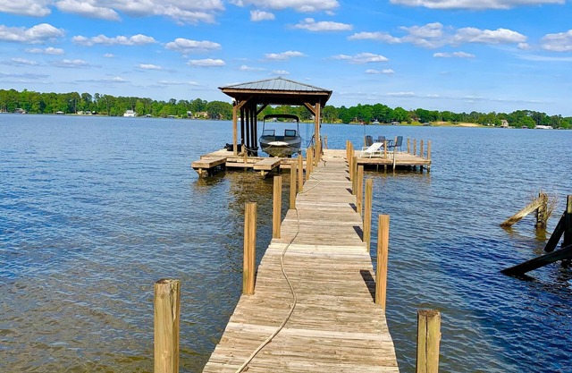 Lakeside Cottage with Boathouse, lift and dock