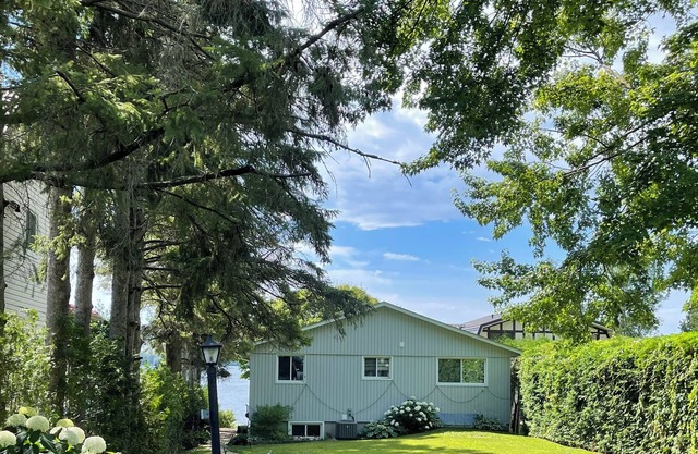 Lakeside cottage with panoramic view, 80 minutes from Toronto