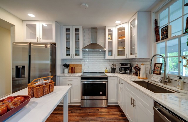 Lakeside Country Cottage – Charming Waterfront 3 BDR w/ Amazing Views!