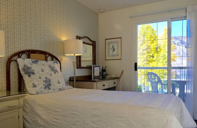 Lakeside Country Inn