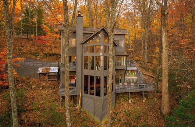 Lakeside, cozy cabin with game room. Recently renovated and pet-friendly!