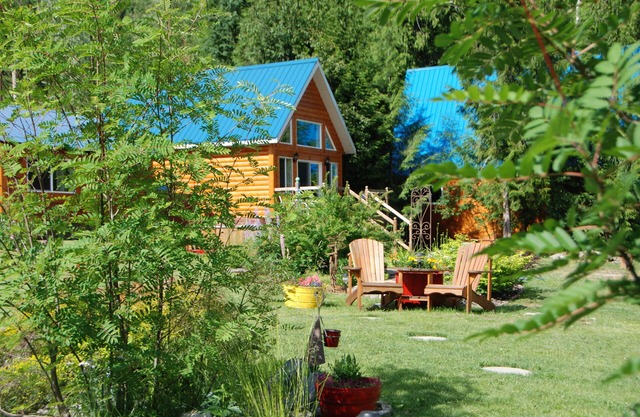 Lakeside Cozy Mackenzie Cabin Between Revelstoke and Sicamous, BC