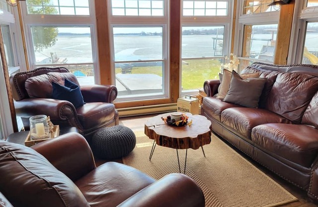 Lakeside Escape: Cozy Cottage under the stars