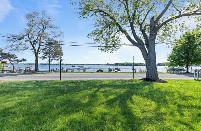 Lakeside Escape On Walled Lake with Beach Access New