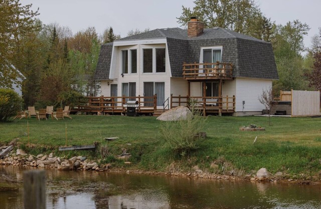 Lakeside Escape W/Hot Tub & King Bed Comfort