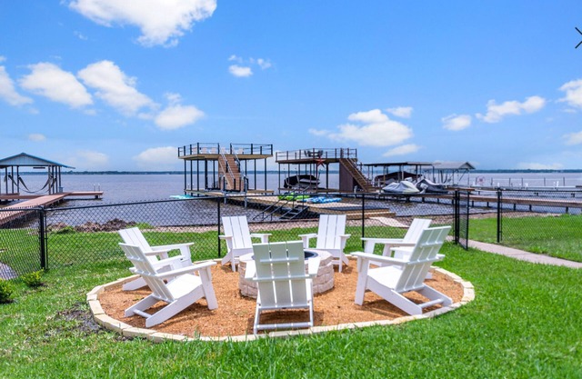 Lakeside Getaway - fire pit, paddle boards, canoes, ping pong