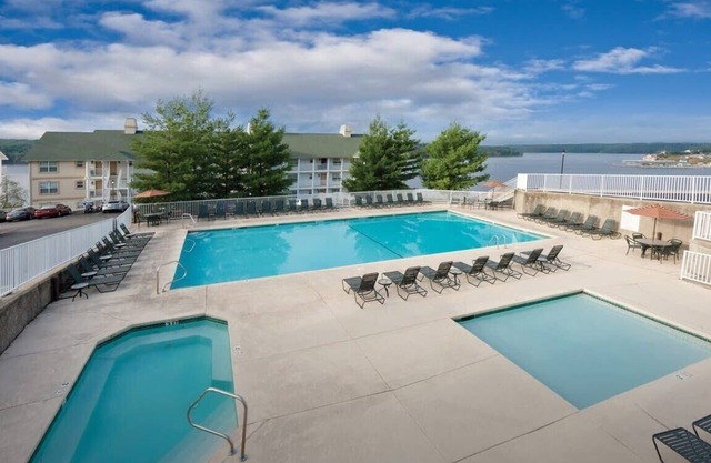 Lakeside Getaway: 1BR King Suite at Wyndham Ozarks