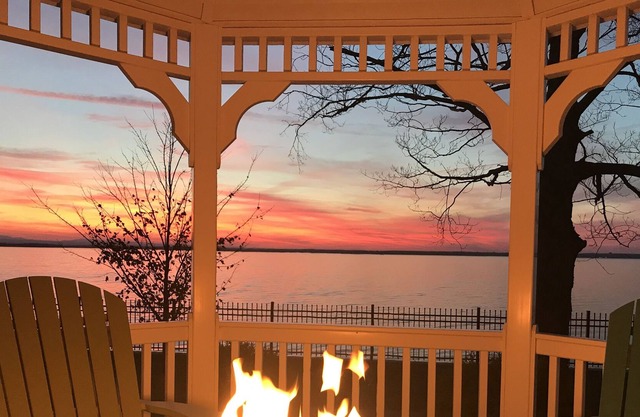 Lakeside getaway with direct beach/lake access and mooring!