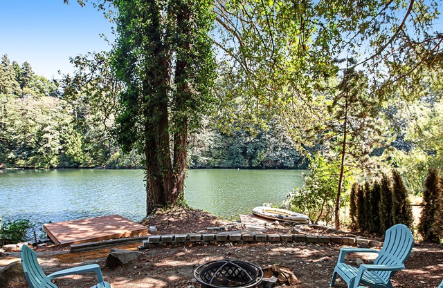 Lakeside Getaway with hot tub, fire pit, & fast WiFi - steps to the water