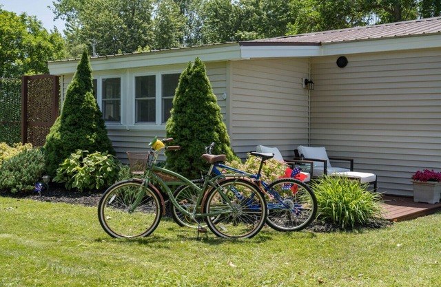 Lakeside Haven- Sackets Harbor, Firepit, Bikes, Updated cottage