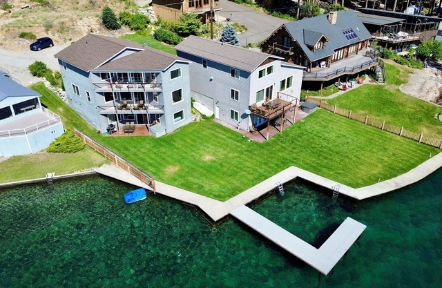 Decks !! New Lake Chelan Waterfront Home, Whirlpool, herrliche Aussicht, nur wenige Schritte vom See entfernt