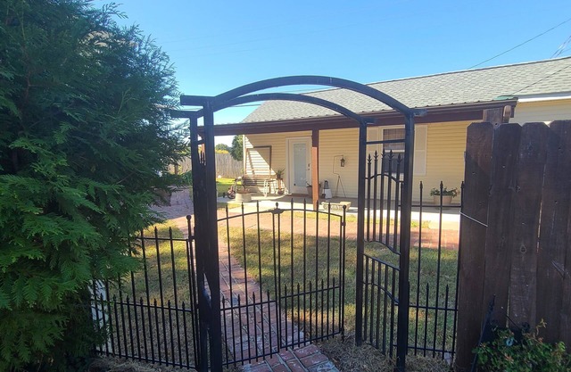 Lakeside Highlands Guesthouse- Close to parks, shopping, and dining!