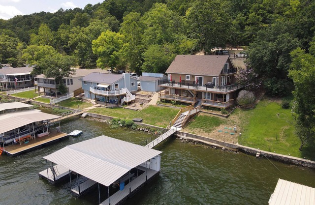 Lakeside HOLIDAY Getaway for the WHOLE family!