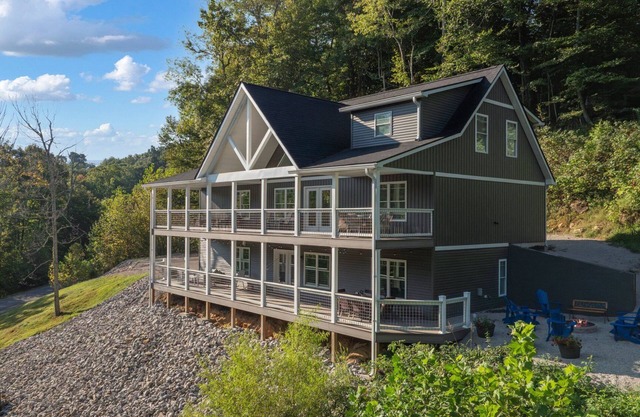 Lakeside Home - Pool Table - Fire Pit - Sleeps 12
