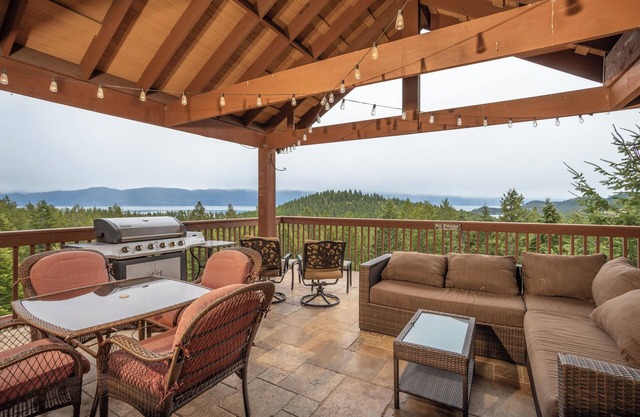 Lakeside home w/private hot tub & indoor sauna w/stunning views - Lake Forest Retreat
