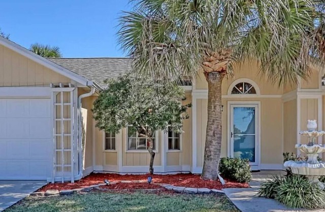 Lakeside home with great view, breezy enclosed patio & top-notch Florida living