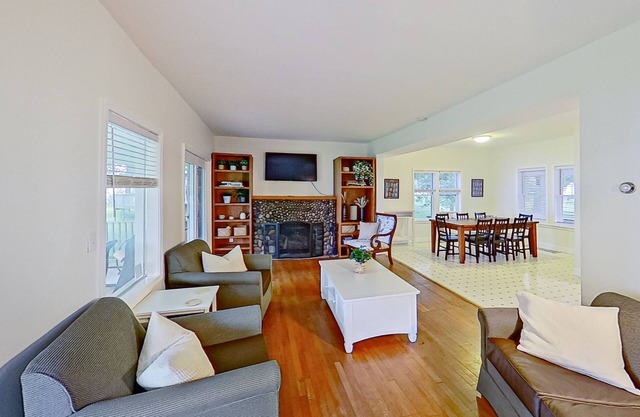 Lakeside home with kitchen, Washer/Dryer, Internet and Firepit