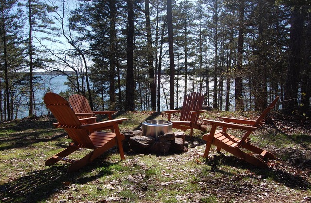 Lakeside house on Greers Ferry. Cozy, fun getaway.
