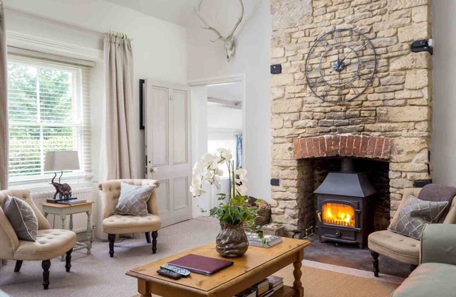 Lakeside House - sleeps 10 guests in 4 bedrooms