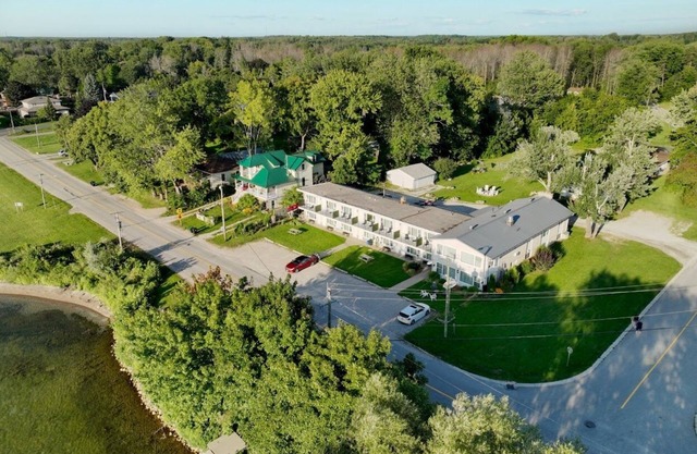 Lakeside Inn