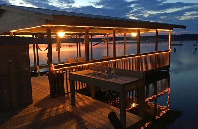 Ein atemberaubendes Haus mit Docks, Veranden, Decken, Decks & Bootshaus.