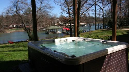 Lakeside Lodge by AvantStay Hot Tub Dock