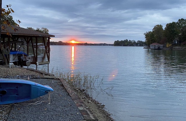 Lakeside Lake Balboa w/2 kayaks