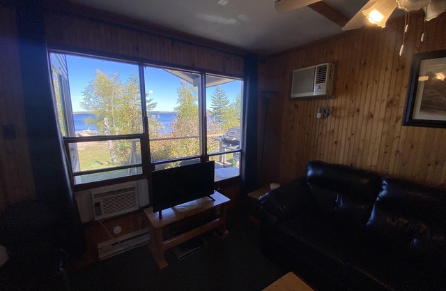 "Lakeside Landing" Escape to paradise