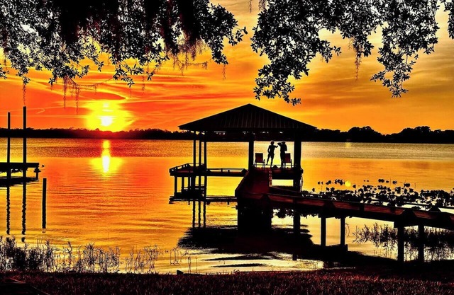 Lakeside Lily Pad – Cozy Retreat w/Hot Tub on Lake Francis