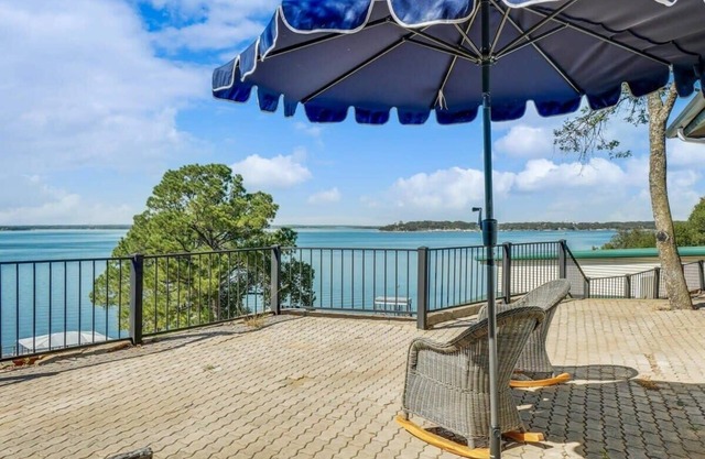 Lakeside Living at its Finest, Bar, Jacuzzi